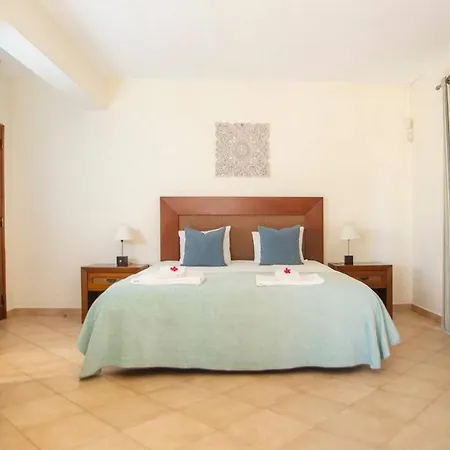 Villa In Salgados Algarve 度假居 *